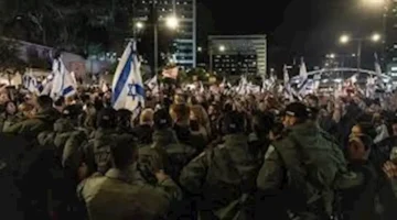 عائلات الجنود الإسرائيليين تصعّد احتجاجاتها وتغلق شريانًا حيويًا قرب تل أبيب